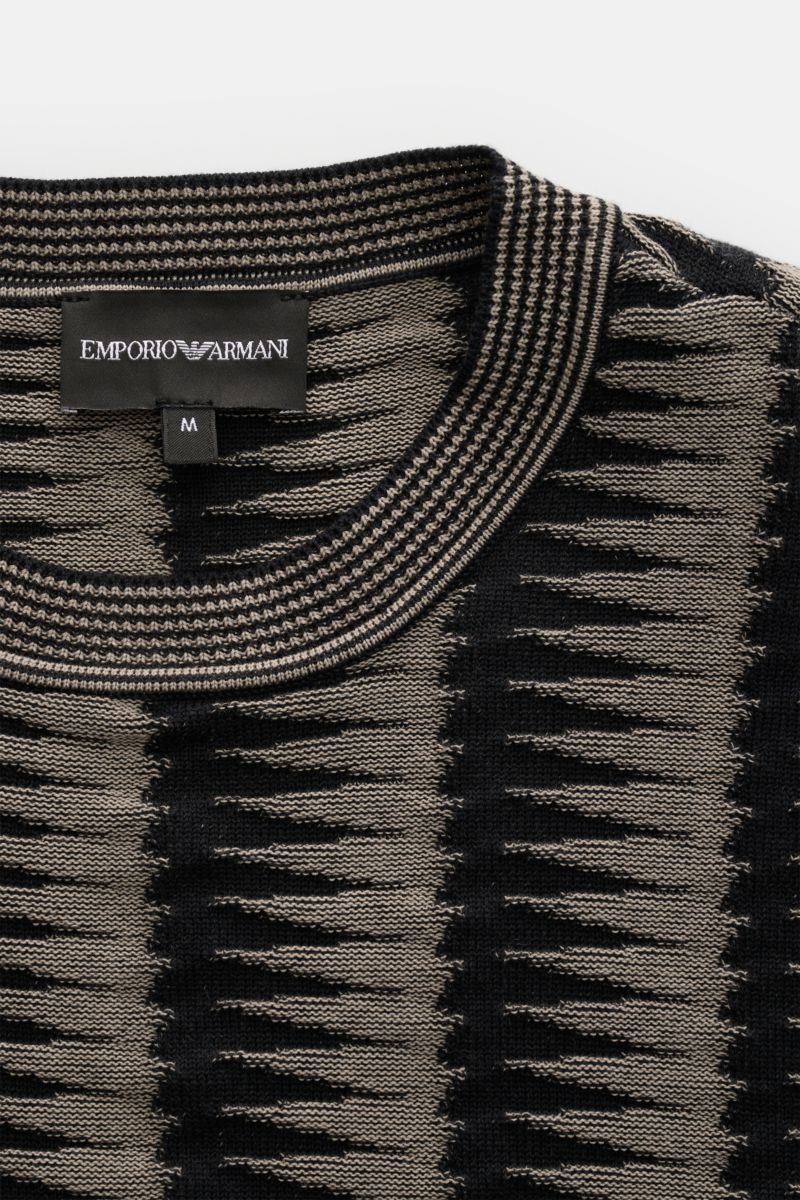 Emporio Armani Rundhalspullover schwarz/grau gemustert, Nahaufnahme von oben, retroeskes Strickmuster, reine Baumwolle, Regular Fit, Rippbündchen, Logo am Saum.