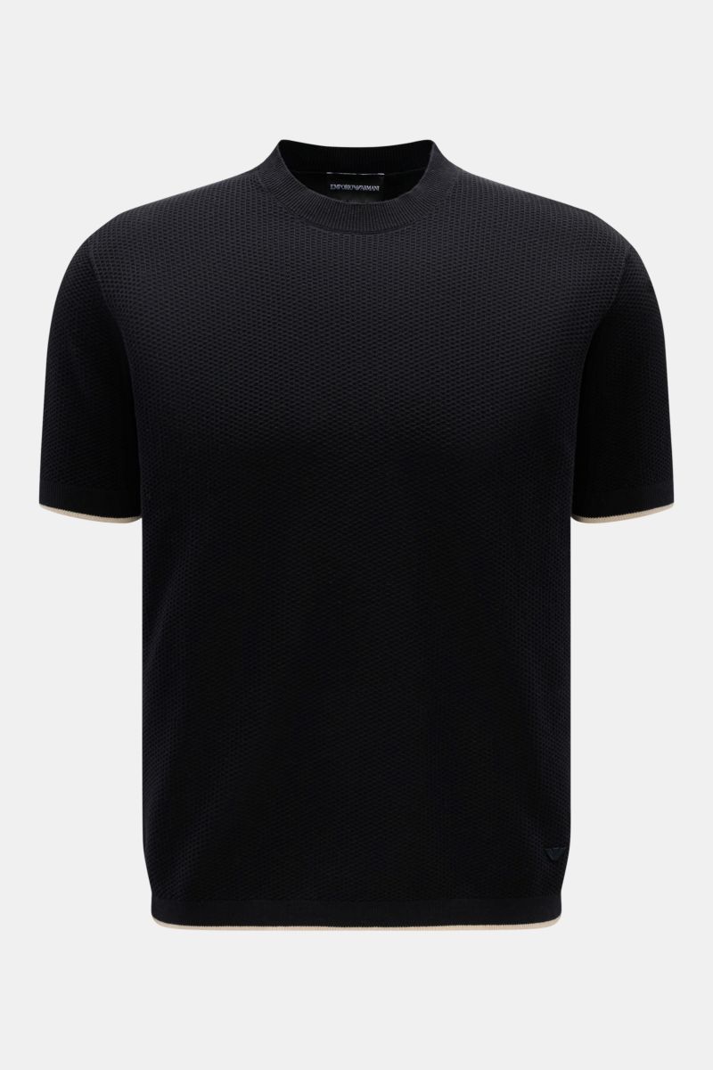 Emporio Armani Kurzarmpullover navy in Slim Fit, Strukturstrick aus Baumwolle, Rundhalsausschnitt, Kontrastkanten, Logo am Saum, frontale Nahaufnahme.