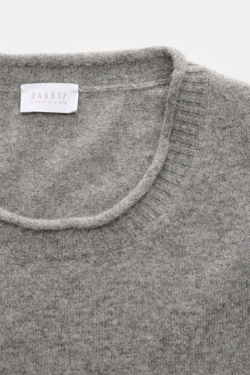 Close-up top-down view of the 04651/ A trip in a bag Crew neck jumper 'Boiled Crew' grey mottled showing the fine knit crew neck with flexible ribbed bands. Stylish comfort for cold days: This jumper by 04651/ A TRIP IN A BAG is a versatile piece with tim