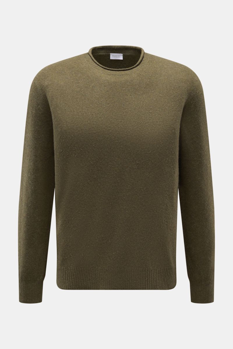 Front view of the 04651/ A trip in a bag Crew neck jumper 'Boiled Crew' olive, a slim fit, fine knit crew neck jumper with flexible ribbed bands, made from a soft blend of wool and viscose. Stylish comfort for cold days: This crew neck jumper by 04651/ A 