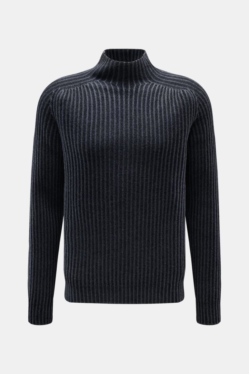 Front view of the 04651/ A trip in a bag Mock Neck Pullover 'Foggy Mock' navy, a slim fit ribbed wool sweater with a soft, garment-dyed finish and comfortable mock neck. Hochwertiger Tragekomfort mit lässigem Stil – der vielseitig kombinierbare Strickp