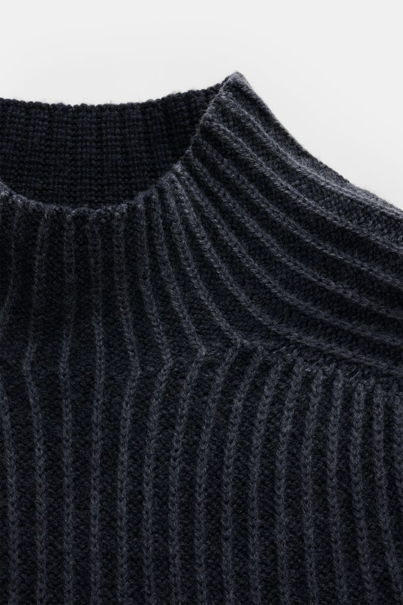 Close-up front view of the navy ribbed mock neck collar of the 04651/ A trip in a bag Mock Neck Pullover 'Foggy Mock' navy with garment dyed, pure wool, soft, medium-fine knit, coarse rib pattern, slim fit, and comfortable rib cuffs. Hochwertiger Tragekom