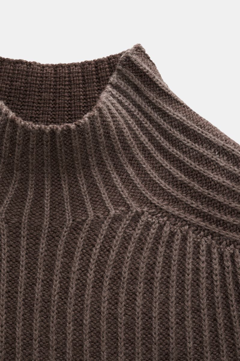 Close-up top-down view of the taupe 04651/ A trip in a bag Mock Neck Pullover 'Foggy Mock' showing its coarse ribbed knit texture and soft wool fabric. Hochwertiger Tragekomfort mit lässigem Stil – der vielseitig kombinierbare Strickpullover 'Foggy Moc
