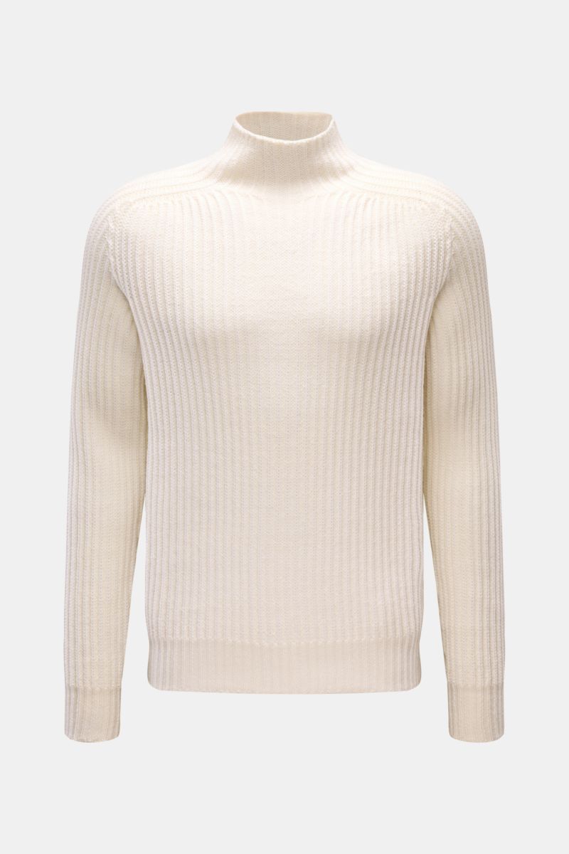 Front view of 04651/ A trip in a bag Mock Neck Pullover 'Foggy Mock' offwhite, a slim fit, garment dyed pure wool sweater with a soft touch, medium-fine knit, coarse rib pattern, stand-up collar, and comfortable ribbed cuffs. 

Description: 
Hochwertig