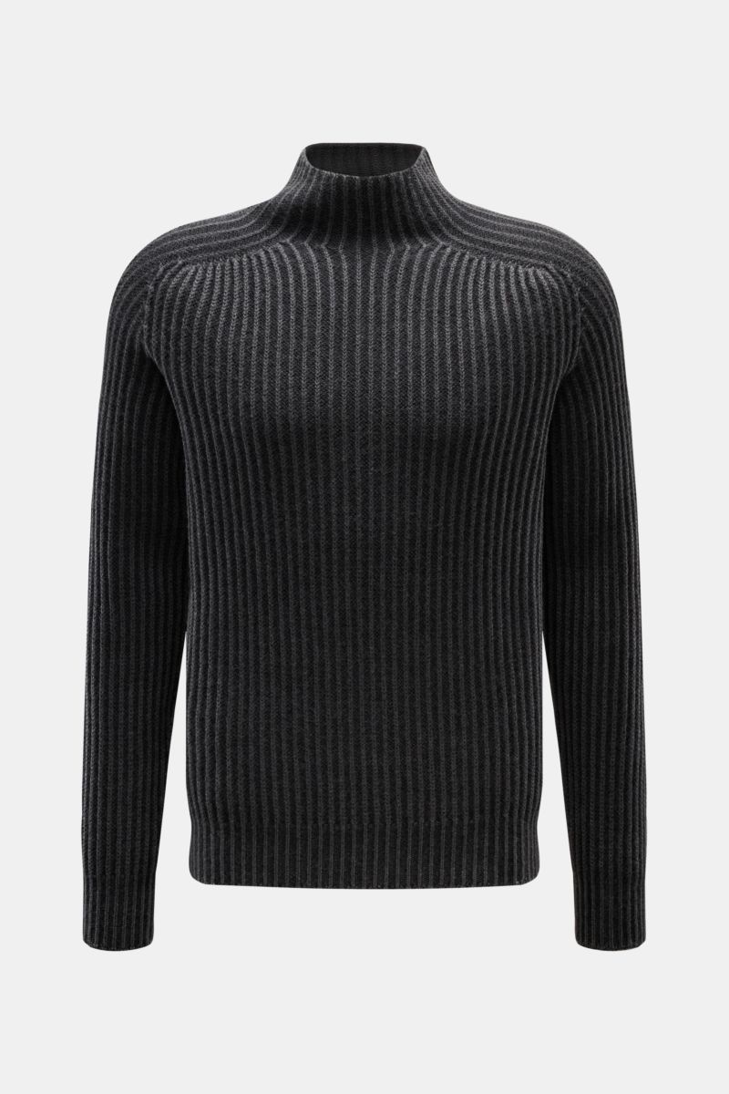 Front view of the 04651/ A trip in a bag Mock Neck Pullover 'Foggy Mock' schwarz, a slim fit black ribbed wool sweater with a soft feel and garment dyed finish, featuring a timeless mock neck, coarse rib knit pattern, and comfortable ribbed cuffs for high