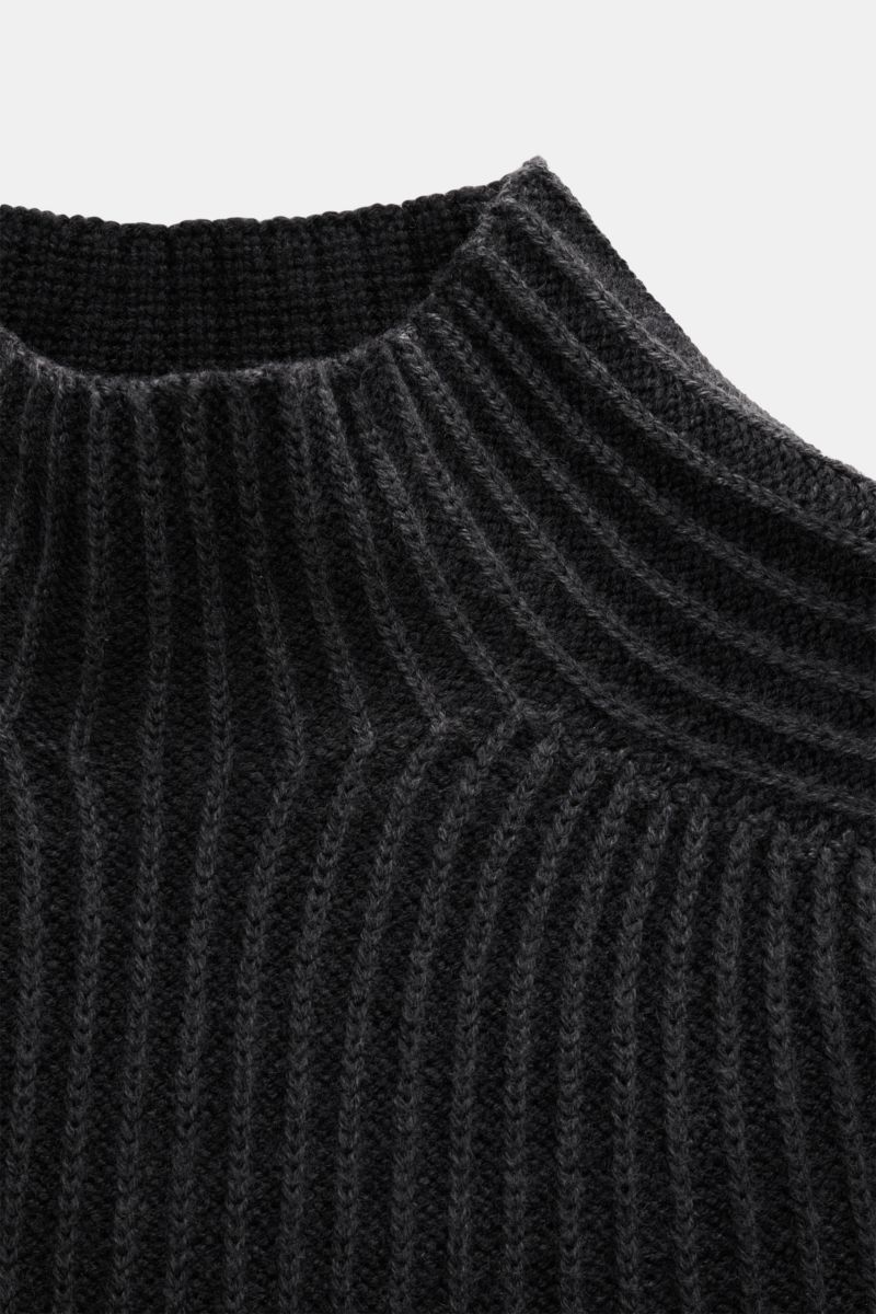 Close-up front view of the black 04651/ A trip in a bag Mock Neck Pullover 'Foggy Mock' showing its coarse rib knit, slim fit, and soft pure wool texture. Hochwertiger Tragekomfort mit lässigem Stil – der vielseitig kombinierbare Strickpullover 'Foggy Moc