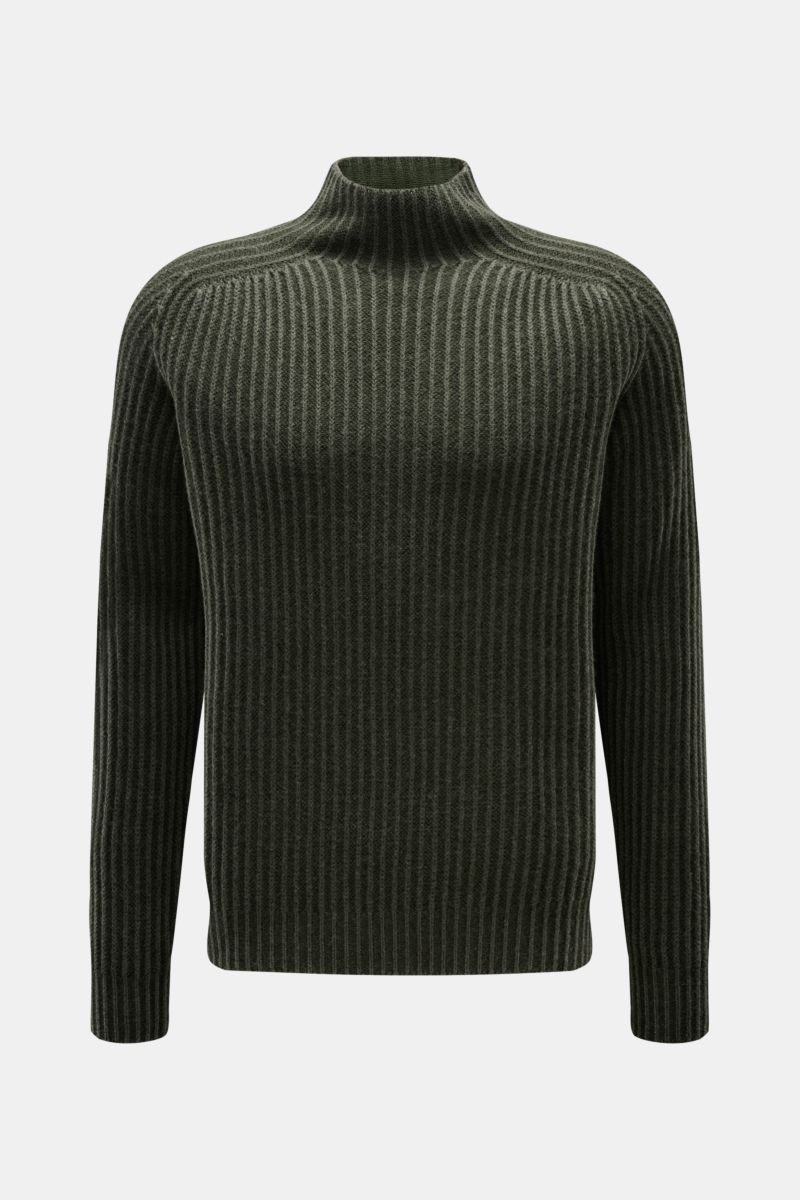 Front view of the 04651/ A trip in a bag Mock Neck Pullover 'Foggy Mock' dunkelgrün, a slim fit, garment-dyed, dark green wool sweater with a soft touch, medium-fine knit, coarse ribbed pattern, stand-up collar, and comfortable ribbed cuffs. Hochwertiger 