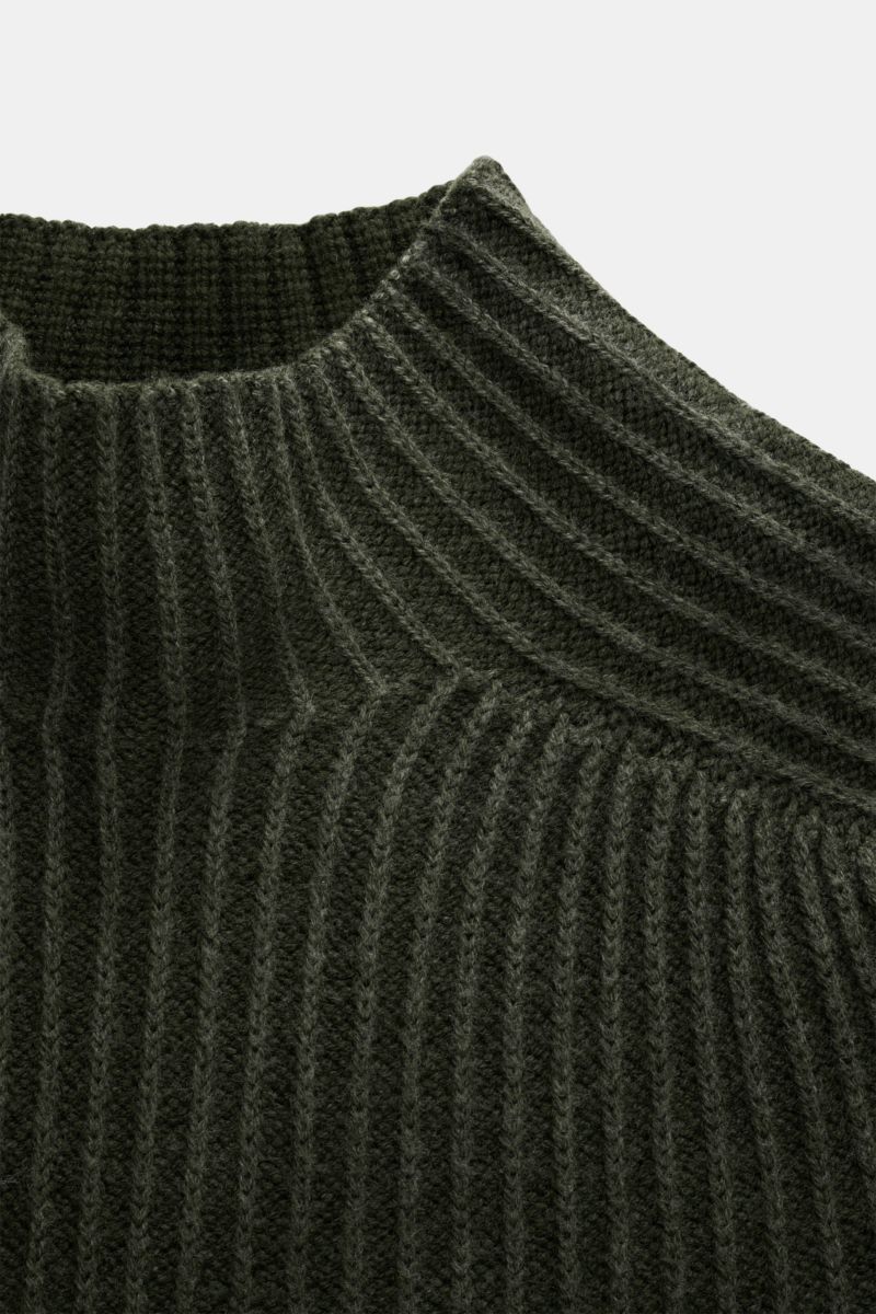 Close-up top-down view of the dunkelgrün 04651/ A trip in a bag Mock Neck Pullover 'Foggy Mock' showing its coarse rib knit pattern and soft wool texture. Hochwertiger Tragekomfort mit lässigem Stil – der vielseitig kombinierbare Strickpullover 'Foggy Moc