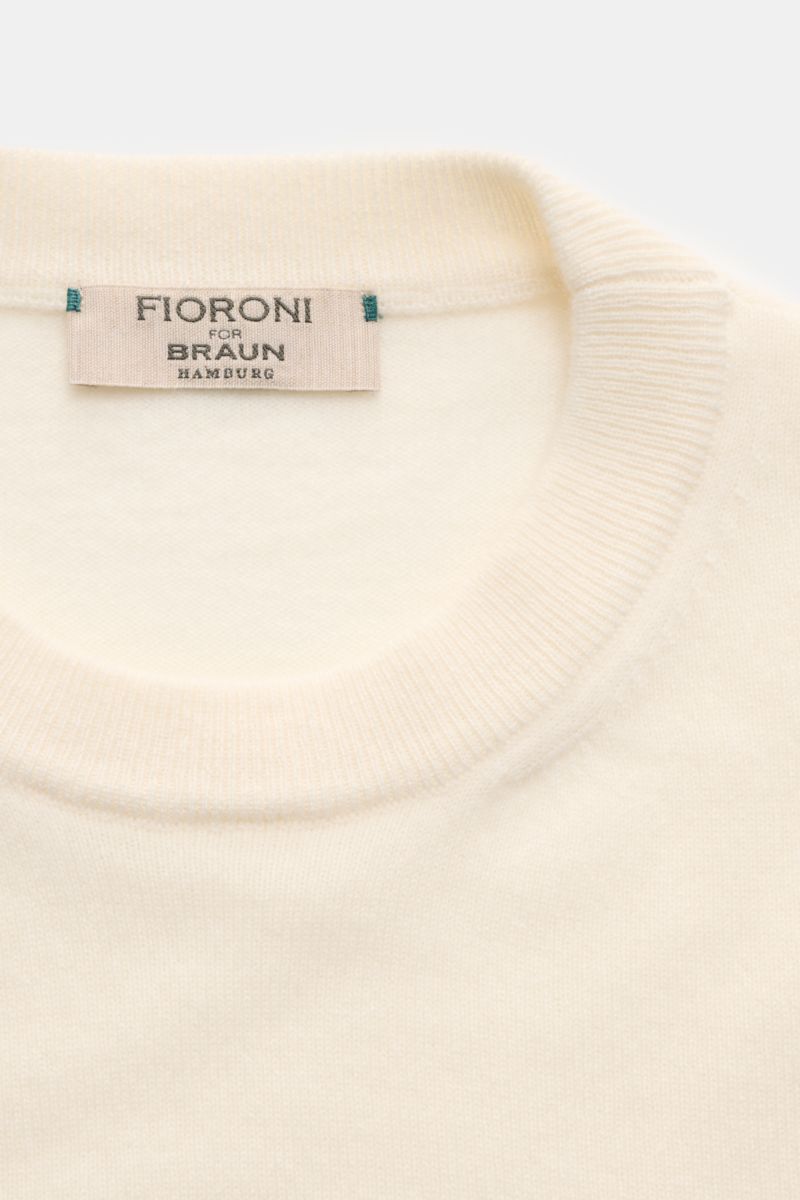 Fioroni Cashmere Rundhalspullover creme in Nahaufnahme, Slim Fit, feines Strickbild, weicher Baby-Cashmere, Rundhalsausschnitt, flexible Rippbündchen.
