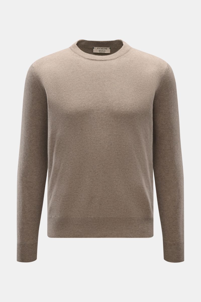 Fioroni Cashmere Rundhalspullover taupe, frontal fotografiert, Slim Fit, reiner Baby-Cashmere, sehr weich, feines Strickbild, Rundhalsausschnitt, flexible Rippbündchen.