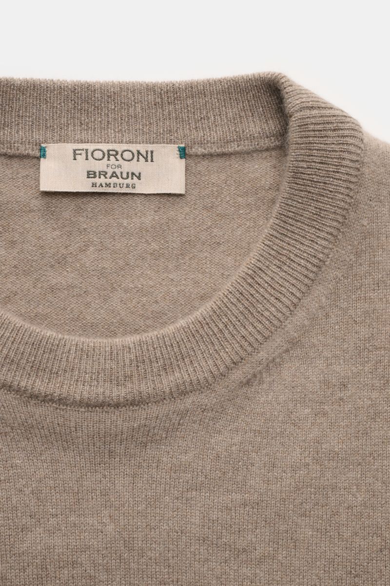 Fioroni Cashmere Rundhalspullover taupe, Nahaufnahme von oben, Luxus Baby-Cashmere, weicher Griff, feines Strickbild, Slim Fit, Rundhals, Rippbündchen.