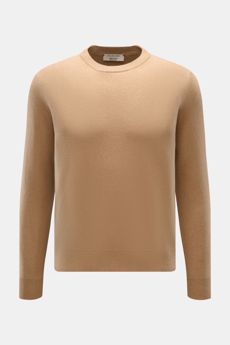Fioroni Cashmere Rundhalspullover camel, frontal fotografiert, Slim Fit, reiner Baby-Cashmere, weich, feines Strickbild, flexible Rippbündchen.
