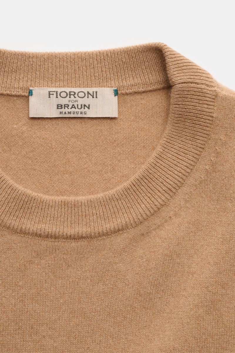 Fioroni Cashmere Rundhalspullover camel, Nahaufnahme von oben auf Rundhalsausschnitt, Baby-Cashmere, weich, Slim Fit, feines Strickbild, flexible Rippbündchen.