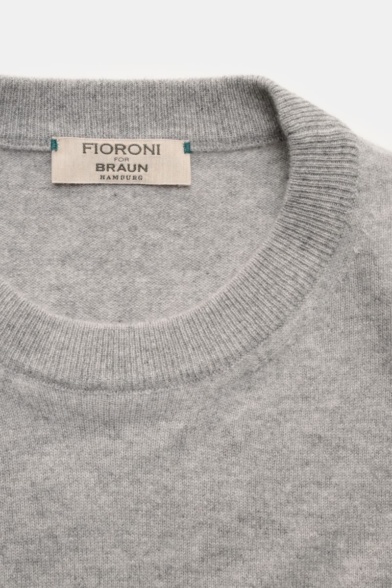 Nahaufnahme des Fioroni Cashmere Rundhalspullover grau meliert mit feinem Strickbild, Rundhalsausschnitt und weichen Rippbündchen, Blick von oben, Slim Fit, reiner Baby-Cashmere für Luxus und soften Griff.