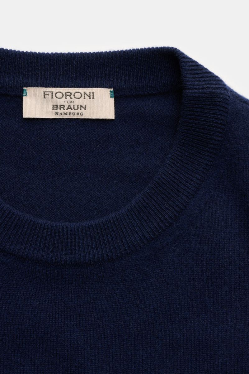 Nahaufnahme von Fioroni Cashmere Rundhalspullover navy mit feinem Strickbild, Rundhalsausschnitt und weichen, flexiblen Rippbündchen.