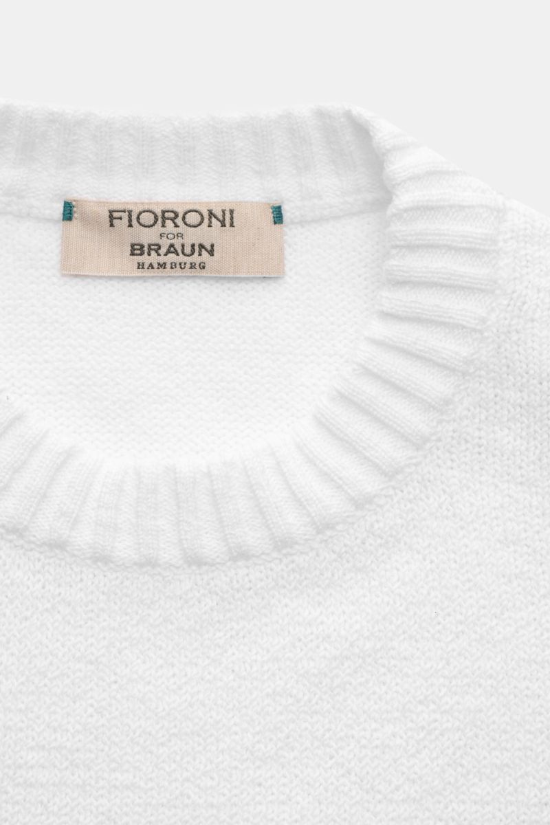Fioroni Rundhalspullover weiß, Slim Fit, aus reiner Baumwolle mit weichem Griff, mittelfeinem Strickbild, Rundhalsausschnitt, flexible Rippbündchen, Nahaufnahme von oben.