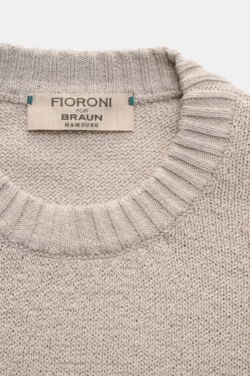 Fioroni Rundhalspullover beige in Slim Fit, aus reiner Baumwolle mit weichem Griff und mittelfeinem Strickbild, Nahaufnahme von oben.