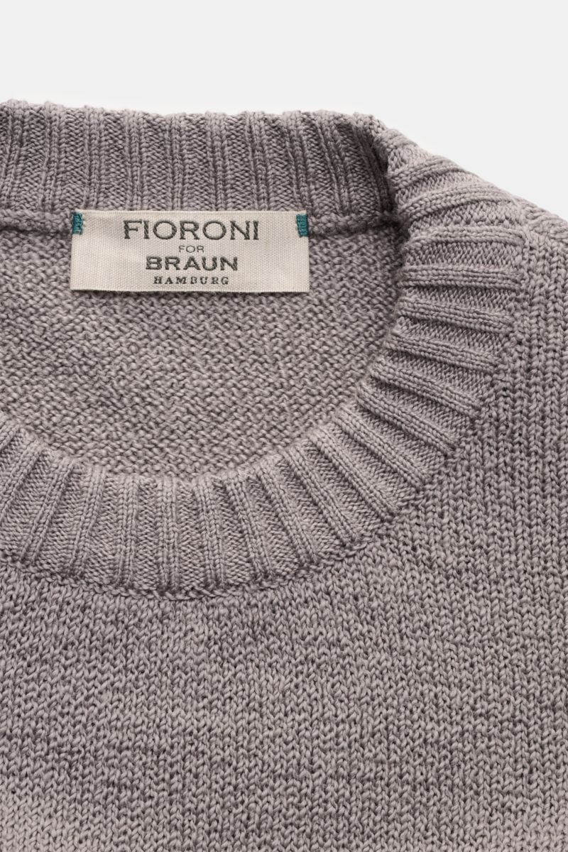 Fioroni Rundhalspullover grau, Nahaufnahme von oben, mittelfeines Strickbild, Slim Fit, Rundhalsausschnitt, weicher Griff, reine Baumwolle, flexible Rippbündchen.