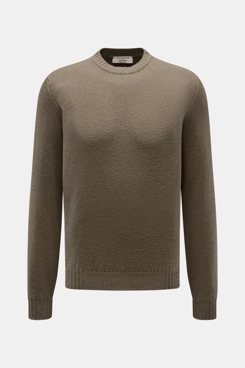 Fioroni Rundhalspullover oliv, frontale Nahaufnahme, Slim Fit, reine Baumwolle, weicher Griff, mittelfeines Strickbild, Rundhalsausschnitt, flexible Rippbündchen.
