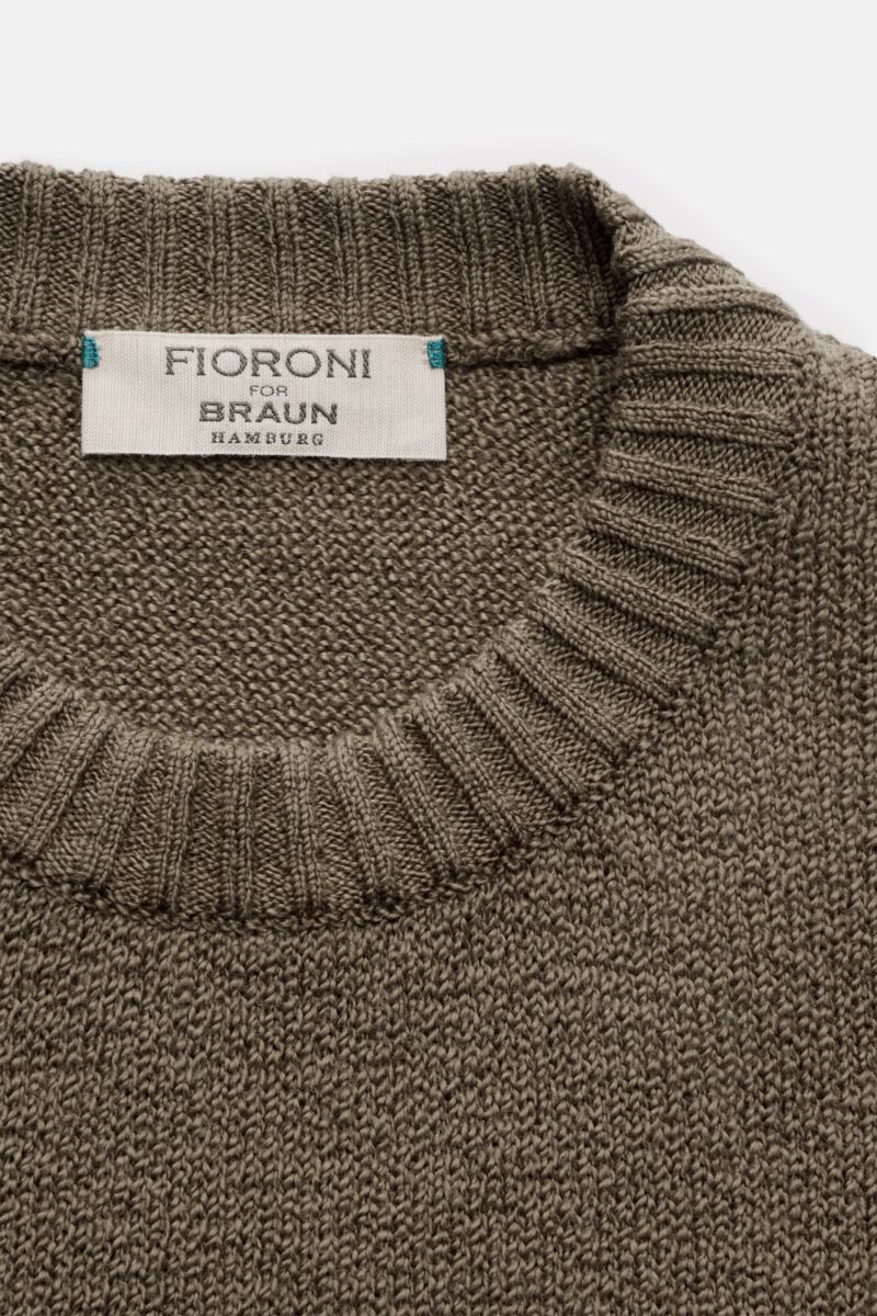 Fioroni Rundhalspullover oliv, Nahaufnahme von oben, mittelfeines Strickbild, Rundhalsausschnitt, flexible Rippbündchen, reine Baumwolle, Slim Fit, weicher Griff.