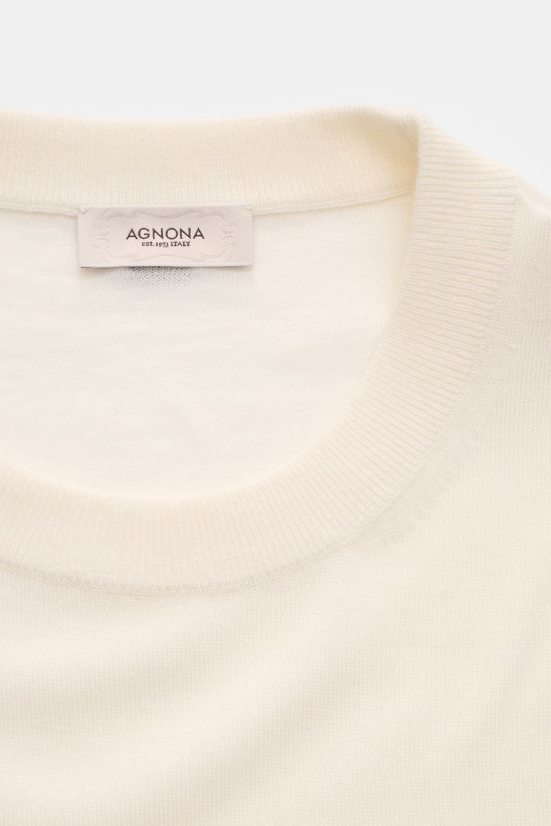 Agnona Cashmere Rundhalspullover creme in Nahaufnahme von oben mit feinem Strickbild, Rundhalsausschnitt, Rippbündchen und AGNONA-Metalllabel.