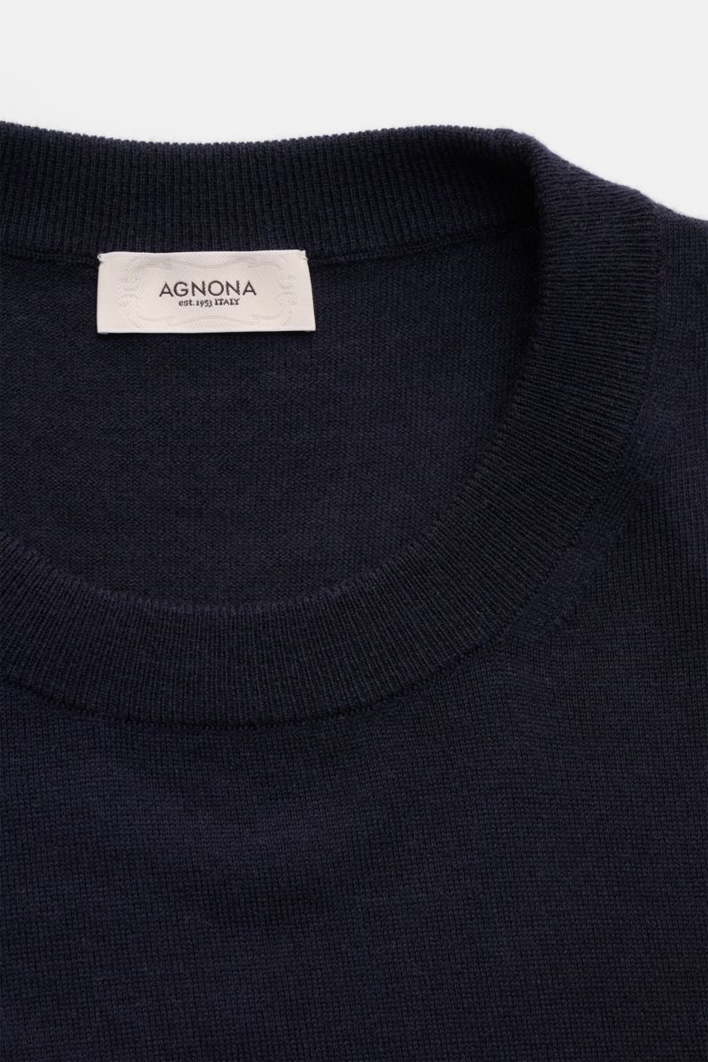 Agnona Cashmere Rundhalspullover navy, Nahaufnahme von oben, feines Strickbild aus reiner Cashmerewolle, Rundhalsausschnitt, Regular Fit, weicher Griff, Rippbündchen, AGNONA-Metalllabel hinten.
