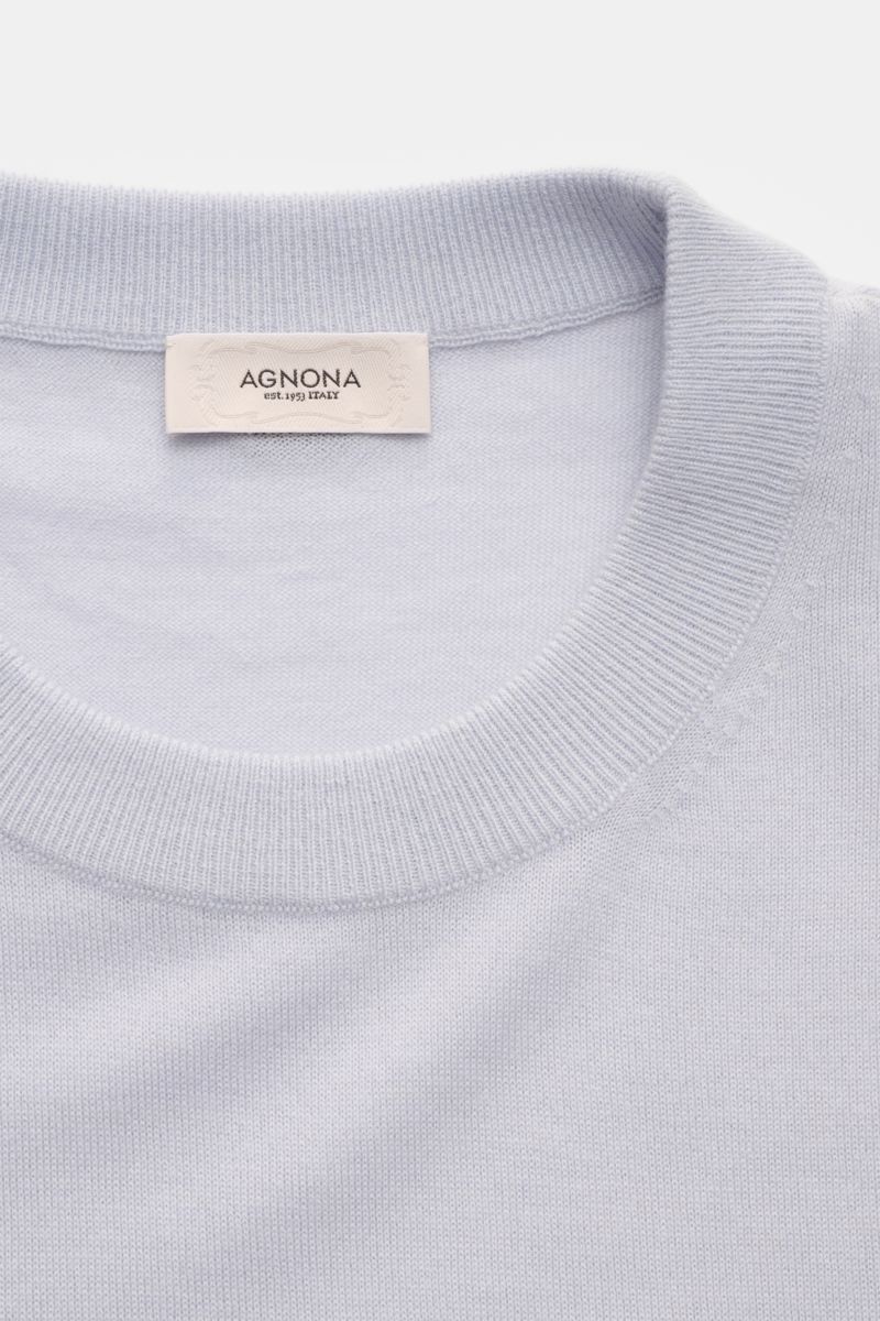 Agnona Cashmere Rundhalspullover rauchblau in Nahaufnahme von oben, zeigt feines Strickbild, Rippbündchen und AGNONA-Metalllabel.