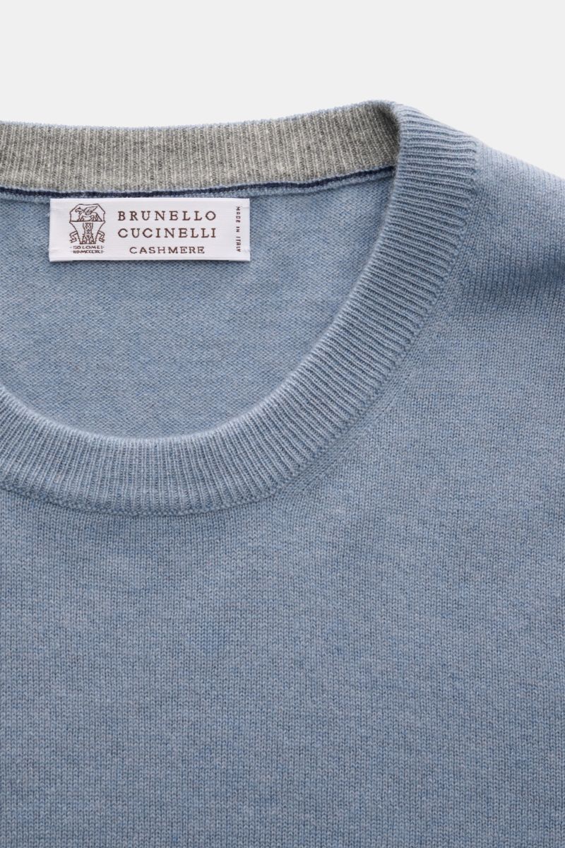 Brunello Cucinelli Cashmere Rundhalspullover rauchblau shown from a top close-up view, highlighting the round neckline and label. Als vielseitiges Essential bietet dieser luxuriöse Cashmerepullover mit Rundhalsausschnitt von BRUNELLO CUCINELLI nicht nu
