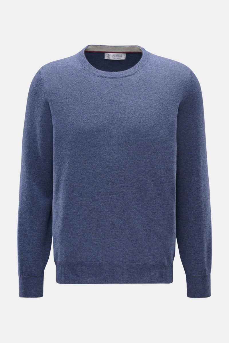 Front view of a Brunello Cucinelli Cashmere Rundhalspullover blau meliert, a luxurious blue melange cashmere sweater with round neckline, fine knit, narrow contrast edges, and flexible ribbed cuffs. Als vielseitiges Essential bietet dieser luxuriöse Ca