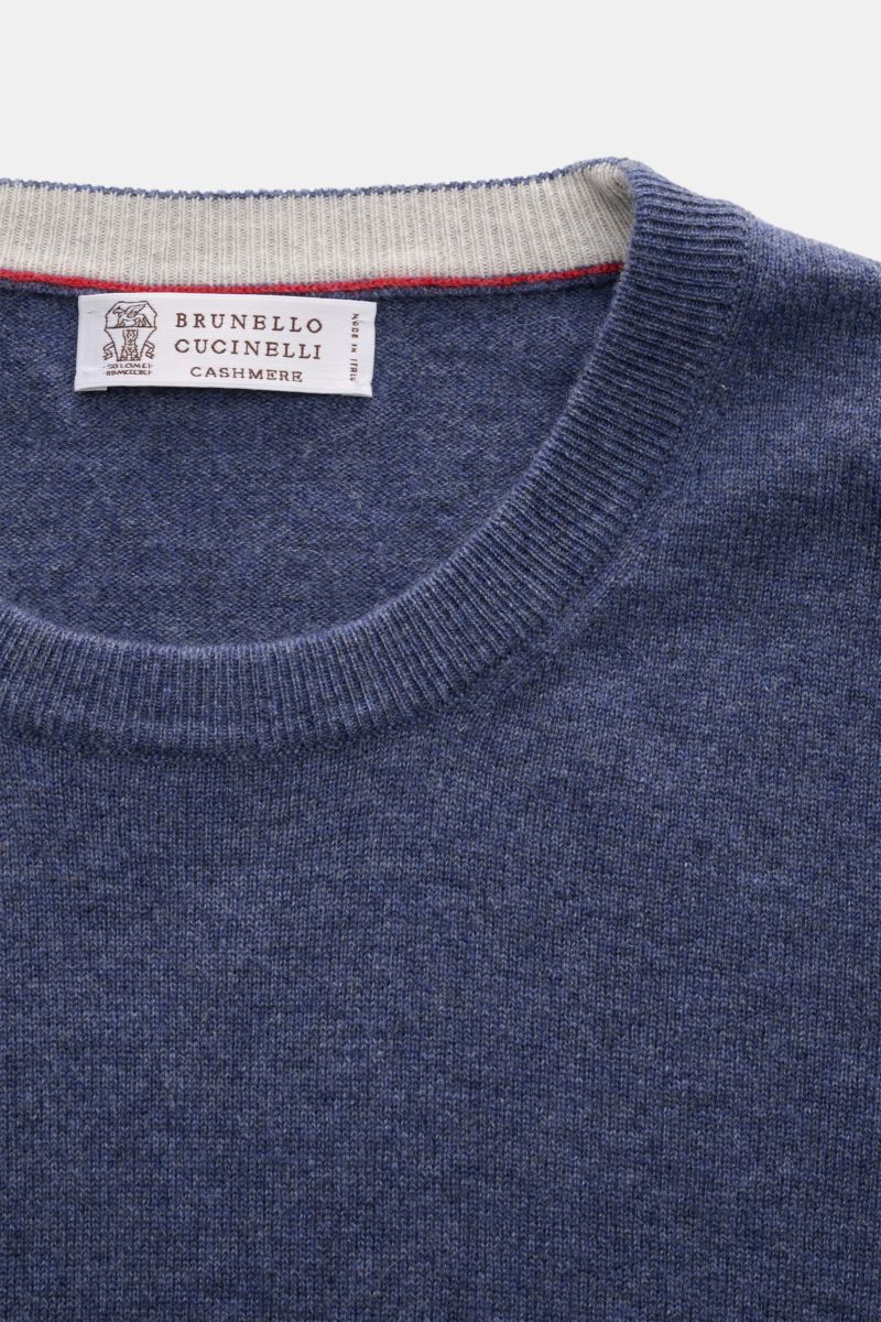 Close-up front view of a Brunello Cucinelli Cashmere Rundhalspullover blau meliert, showcasing its fine knit and round neckline. Als vielseitiges Essential bietet dieser luxuriöse Cashmerepullover mit Rundhalsausschnitt von BRUNELLO CUCINELLI nicht nur Wä