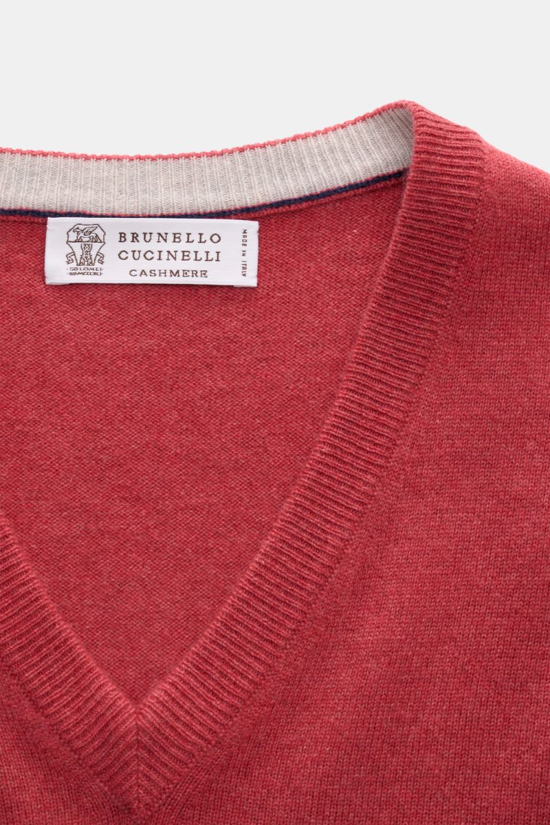 Close-up front view of Brunello Cucinelli Cashmere V-Neck Pullover hellrot showing V-neck with slim contrast edges and fine knit texture. 

Luxuriöser Cashmere in Verbindung mit klassischem Design: Der V-Neck Pullover mit schmalen Kontrastkanten von BR