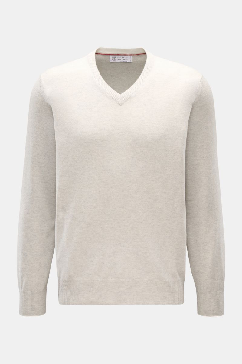 Front view of a Brunello Cucinelli Cashmere V-Neck Pullover hellgrau meliert in light gray melange, showcasing pure cashmere, soft touch, fine knit, slim contrast edges, regular fit, V-neckline, and flexible rib cuffs. Luxuriöser Cashmere in Verbindung mi