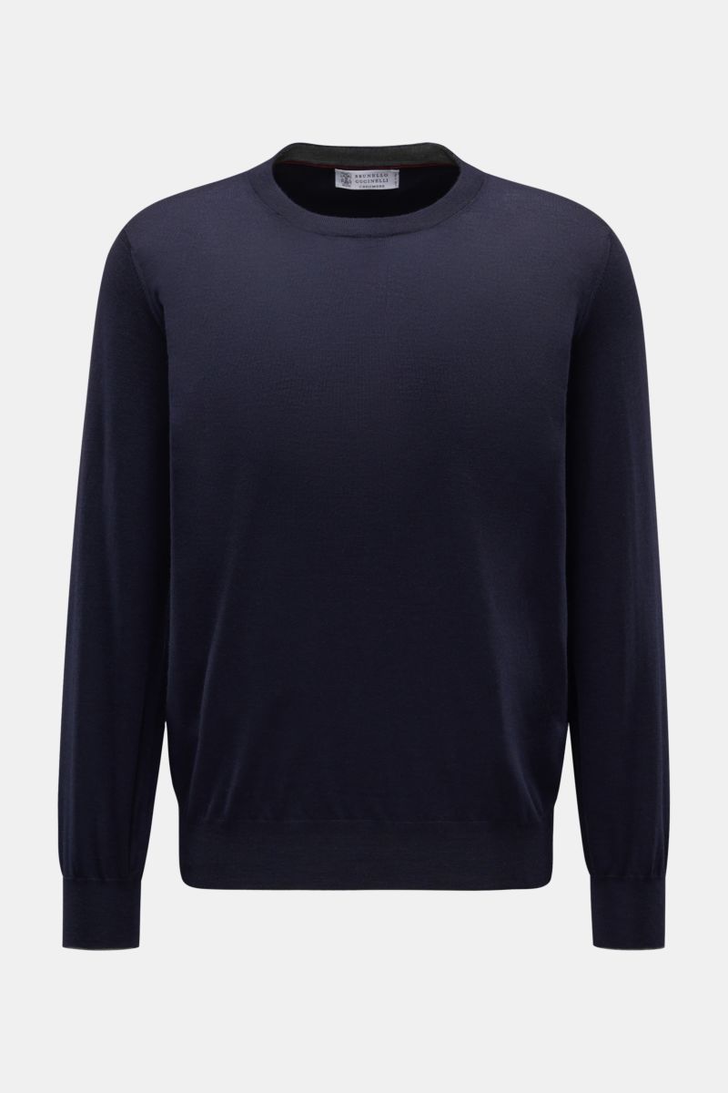 Front view of Brunello Cucinelli Rundhalspullover navy, a timeless, versatile wool and cashmere knit sweater with slim contrast edges.

Dieser zeitlose, vielseitige Pullover von BRUNELLO CUCINELLI aus feinstem Strick aus Wolle und Cashmere verfügt über