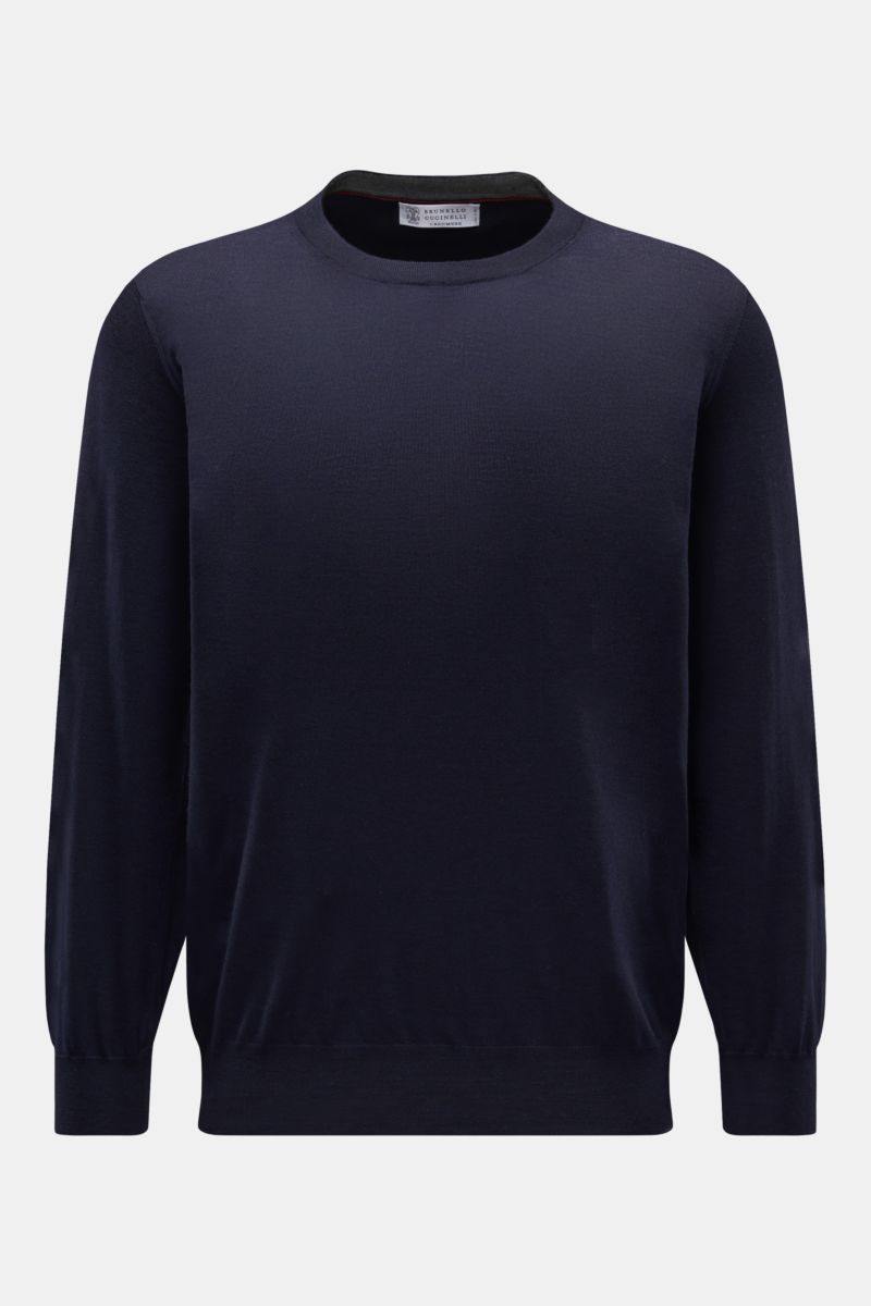 Brunello Cucinelli Rundhalspullover navy shown from the front, a timeless wool and cashmere knit sweater with slim contrast edges and flexible ribbed cuffs. Dieser zeitlose, vielseitige Pullover von BRUNELLO CUCINELLI aus feinstem Strick aus Wolle und 