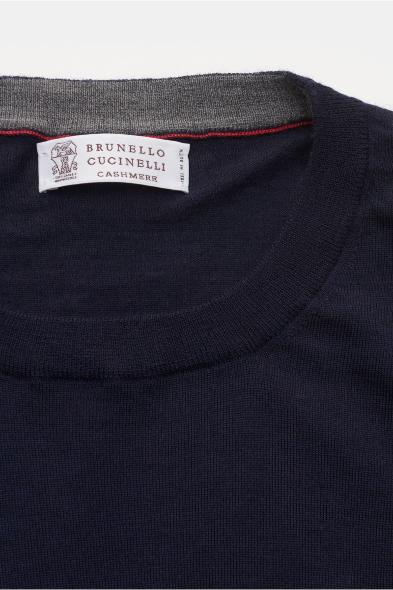 Close-up front view of the Brunello Cucinelli Rundhalspullover navy, a timeless wool and cashmere knit with fine texture and slim contrast edges. Dieser zeitlose, vielseitige Pullover von BRUNELLO CUCINELLI aus feinstem Strick aus Wolle und Cashmere ve
