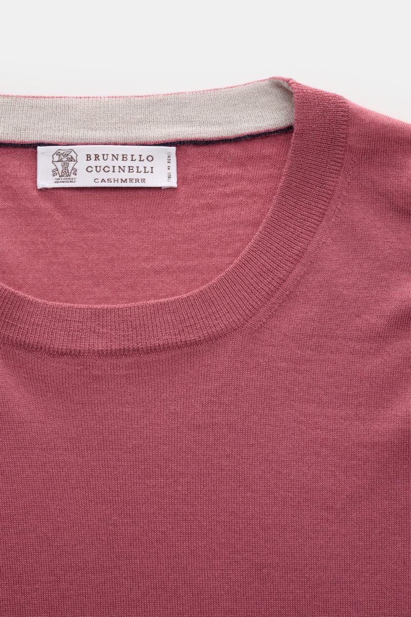 Brunello Cucinelli Rundhalspullover altrosa shown from a close-up top-down view of the neckline and label, featuring fine wool and cashmere knit, smooth texture, narrow contrast edges at sleeve cuffs, regular fit, and flexible ribbed cuffs. 

Dieser ze