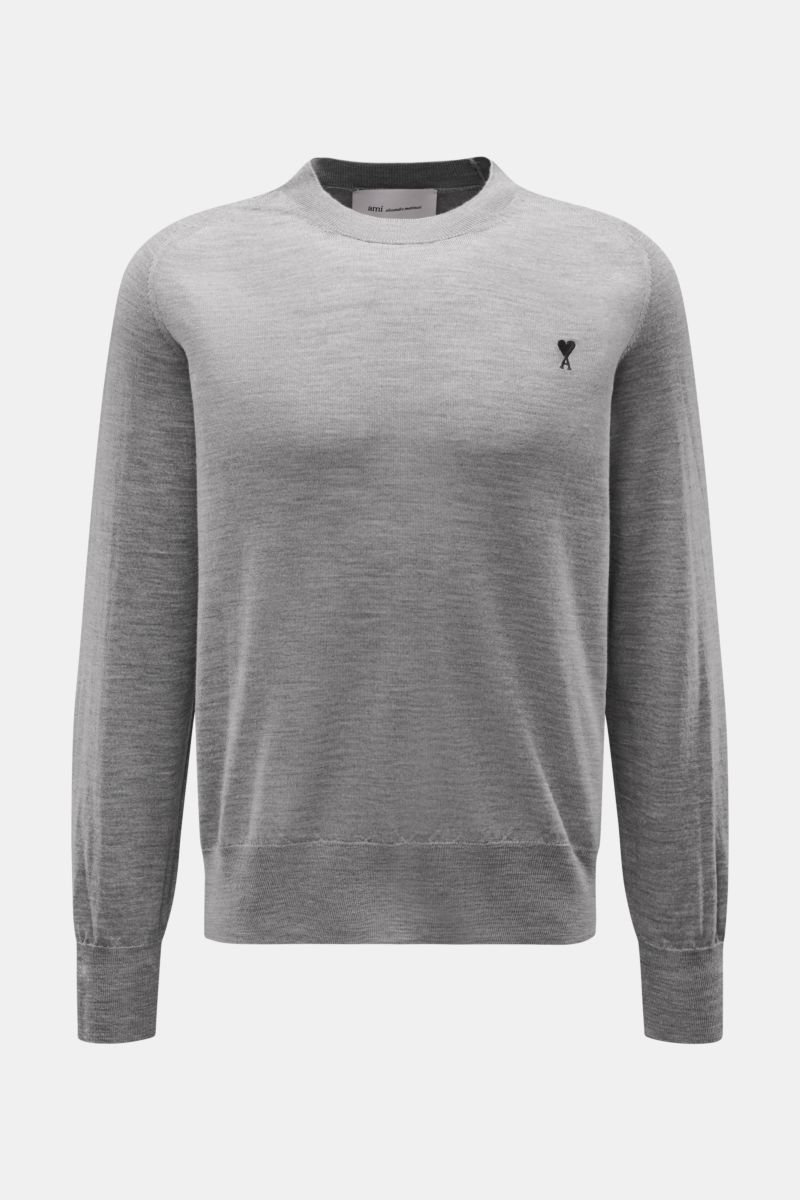 Ami Paris Merino Rundhalspullover grau meliert, frontale Nahaufnahme, Regular Fit, reine Merinowolle, weicher Griff, feines Strickbild, Rundhalsausschnitt, Logo-Stitching auf der Brust, komfortable Rippbündchen.