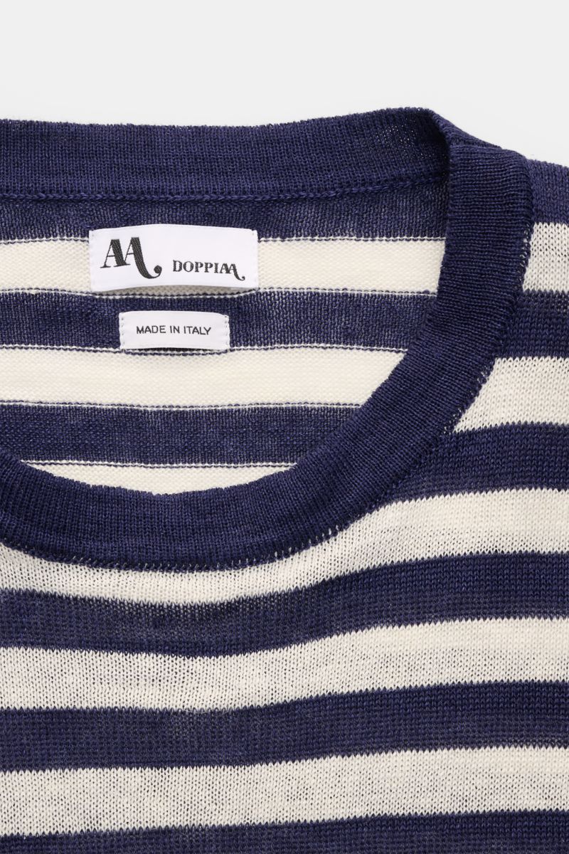 Close-up top view of the Doppiaa Crew neck jumper 'Aalfeo' navy/cream striped, showing fine knit crew neck and label. A summery essential in linen: This crew neck jumper by DOPPIAA is made of cool natural fibres and has a nautical aesthetic – perfect for 