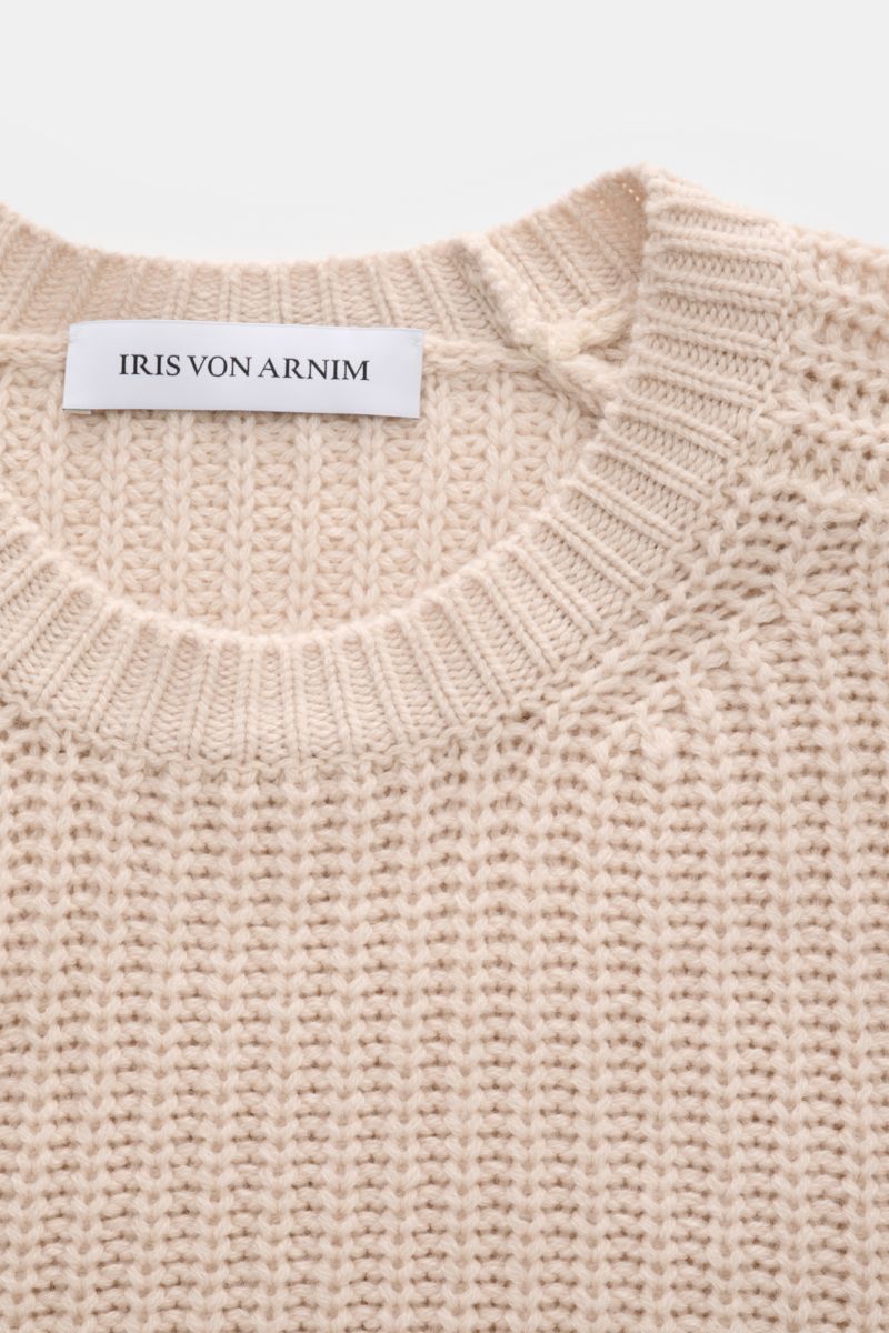 Close-up front view of Iris von Arnim Cashmere Rundhalspullover 'Aurenzo' sand, showing voluminous patent knit, ribbed round neckline, and soft cashmere texture. Kompromisslose Strickqualität – made to last: Der Rundhalspullover 'Aurenzo' vom renommier
