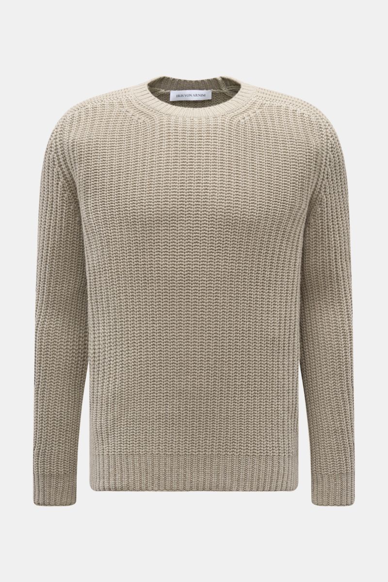 Front view of Iris von Arnim Cashmere Rundhalspullover 'Aurenzo' salbei, a slim fit, round neck sweater with voluminous patent knit, soft cashmere, ribbed cuffs, and tongue raglan sleeves. 

Description: Kompromisslose Strickqualität – made to last: De