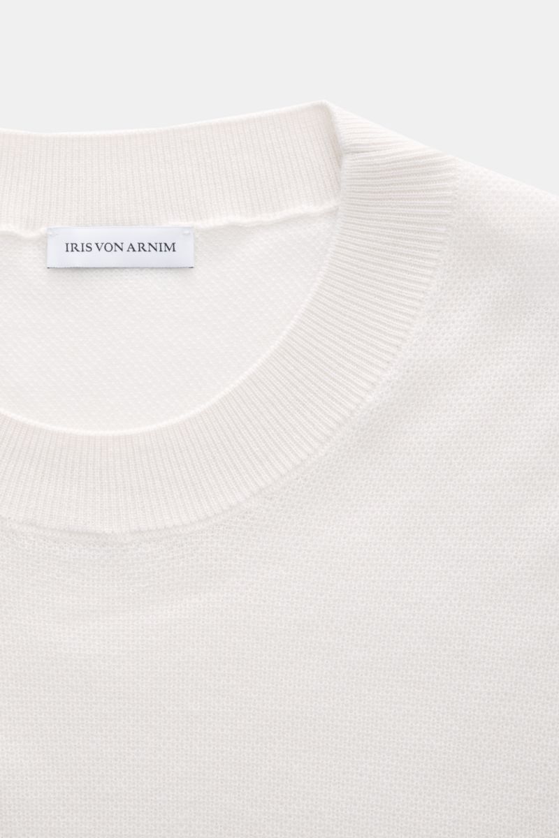 Close-up front view of Iris von Arnim Cashmere-Seide Feinstrick-Rundhalspullover 'Presano' offwhite, featuring a soft cashmere and silk blend with fine piqué texture, regular fit, round neckline, and comfortable ribbed cuffs. Der Rundhalspullover 'Pres