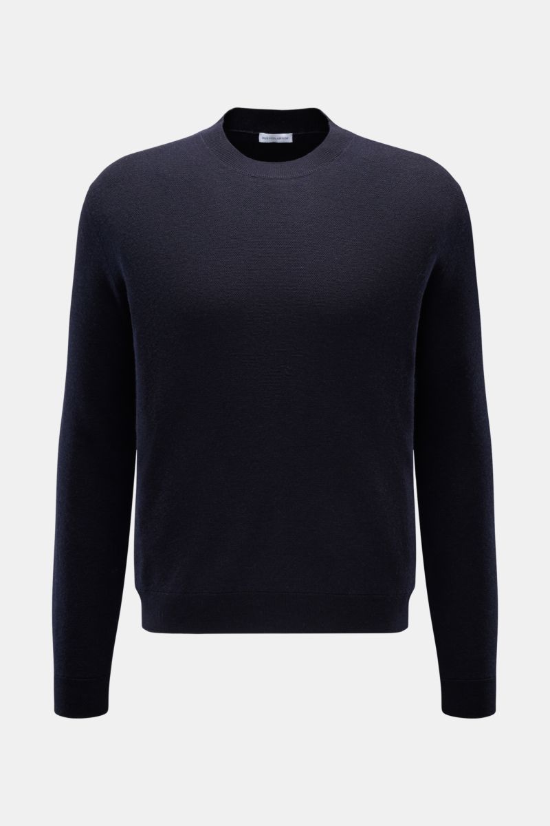 Front view of Iris von Arnim Cashmere-Seide Feinstrick-Rundhalspullover 'Presano' navy, a soft regular fit sweater with round neckline and fine piqué texture.

Der Rundhalspullover 'Presano' zeigt den Luxus von IRIS VON ARNIM in seiner leichtesten Form