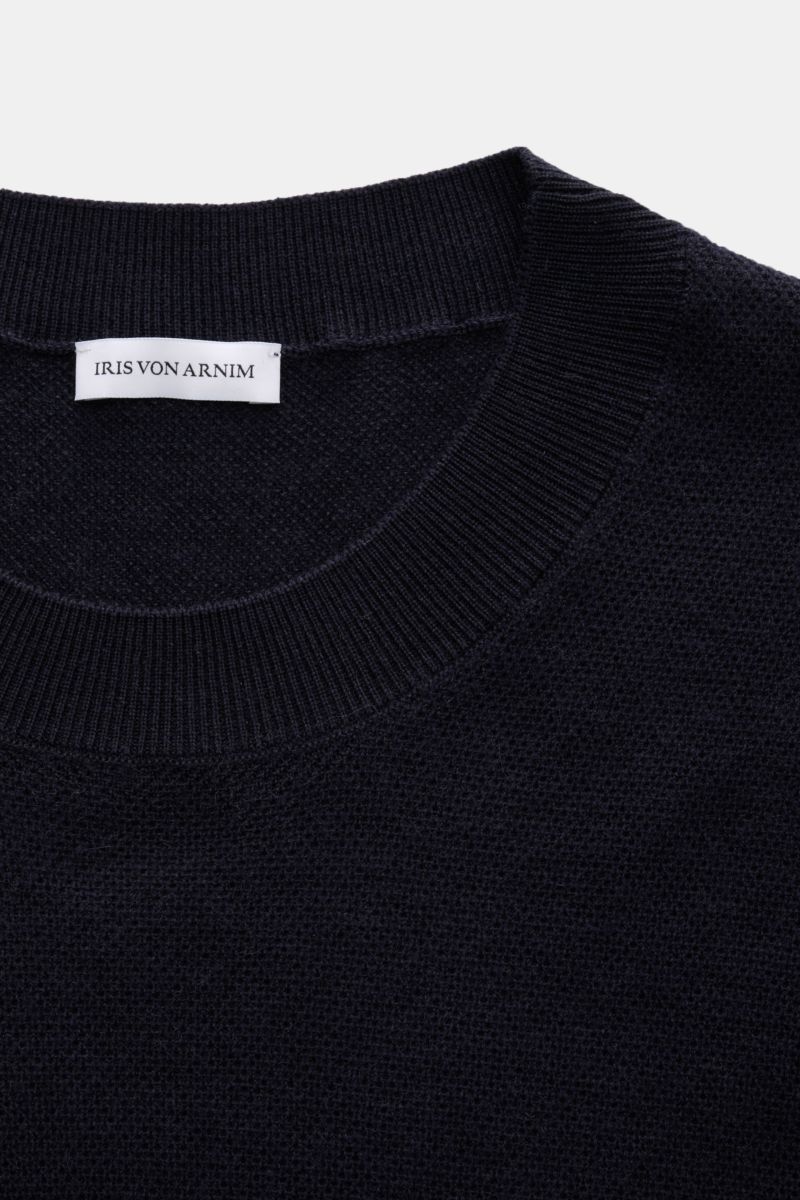 Iris von Arnim Cashmere-Seide Feinstrick-Rundhalspullover 'Presano' navy shown from a close-up top-down perspective, highlighting the fine piqué texture, round neckline, and ribbed collar; features a mix of cashmere and silk for a very soft feel, regular 