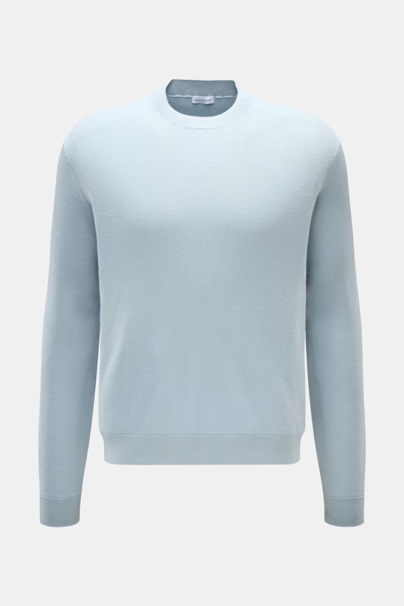 Front view of Iris von Arnim Cashmere-Seide Feinstrick-Rundhalspullover 'Presano' hellblau with round neckline, ribbed cuffs, soft piqué texture, regular fit, cashmere and silk blend.  
Der Rundhalspullover 'Presano' zeigt den Luxus von IRIS VON ARNIM 