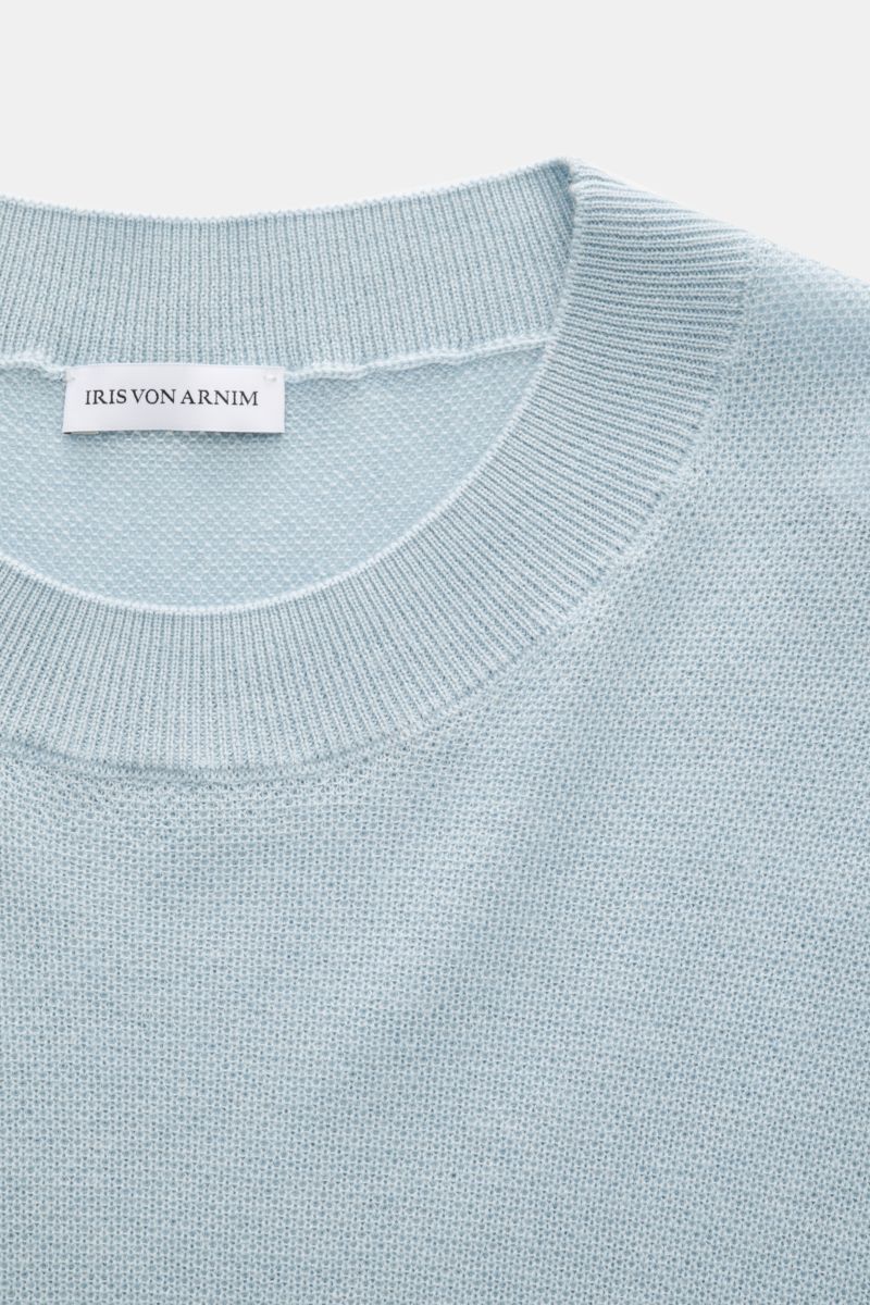 Close-up top-down view of the Iris von Arnim Cashmere-Seide Feinstrick-Rundhalspullover 'Presano' hellblau, showing light blue fine piqué knit, round neckline, and ribbed collar. Der Rundhalspullover 'Presano' zeigt den Luxus von IRIS VON ARNIM in seiner 