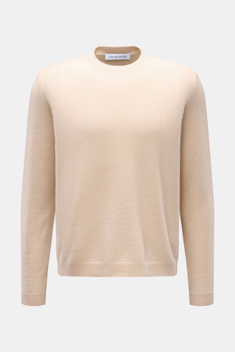Front view of Iris von Arnim Cashmere-Seide Rundhalspullover 'Amiro' beige, a lightweight round neck sweater blending cashmere and silk with a fine knit, soft touch, regular fit, and ribbed cuffs. Der Rundhalspullover 'Amiro' bringt den Luxus von IRIS 
