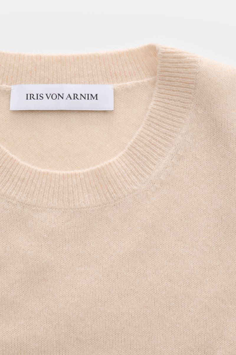 Close-up top view of Iris von Arnim Cashmere-Seide Rundhalspullover 'Amiro' beige, featuring a round neckline, fine knit, soft texture, and ribbed cuffs. Der Rundhalspullover 'Amiro' bringt den Luxus von IRIS VON ARNIM auf den Punkt: Cashmere und Seide