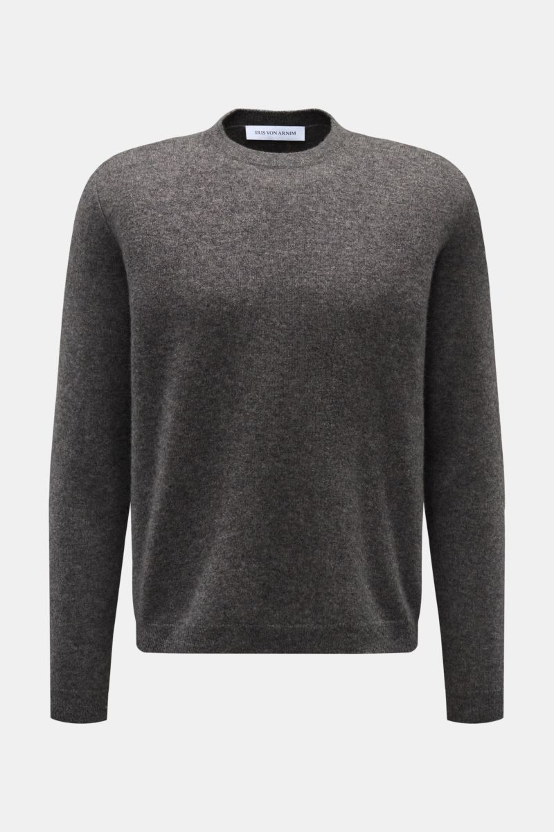 Front view of Iris von Arnim Cashmere-Seide Rundhalspullover 'Amiro' dunkelgrau meliert, a dark gray melange round neck sweater blending cashmere and silk for a soft, luxurious feel with fine knit, regular fit, and ribbed cuffs. Der Rundhalspullover 'A