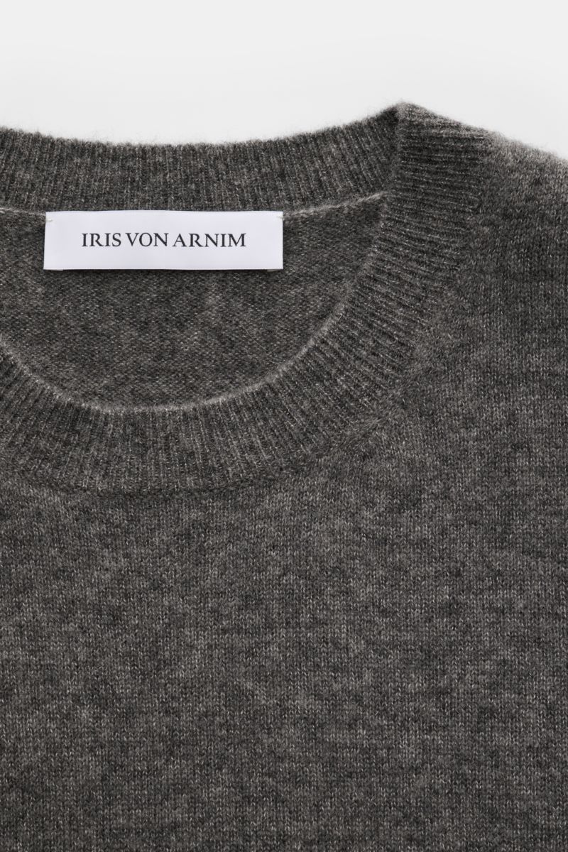 Close-up front view of Iris von Arnim Cashmere-Seide Rundhalspullover 'Amiro' dunkelgrau meliert, showcasing fine knit, round neckline, soft cashmere and silk blend, ribbed cuffs, and luxurious texture. Der Rundhalspullover 'Amiro' bringt den Luxus von