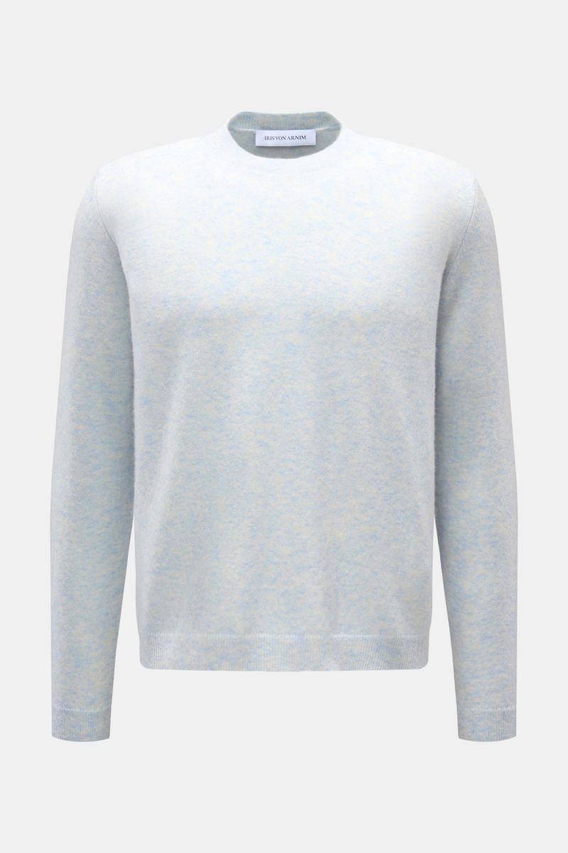 Front view of Iris von Arnim Cashmere-Seide Rundhalspullover 'Amiro' pastellblau meliert, a soft pastel blue melange crewneck sweater in a regular fit with fine knit, ribbed cuffs, and luxurious cashmere-silk blend. Der Rundhalspullover 'Amiro' bringt 